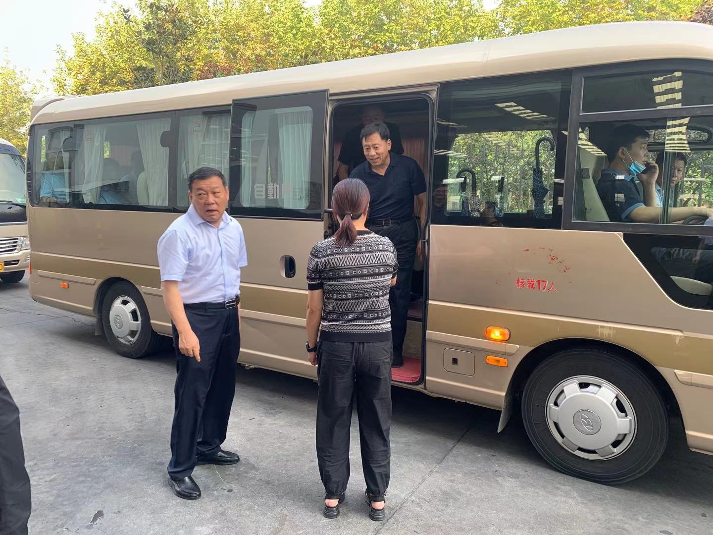 熱烈歡迎河南(nan)省人(ren)大(da)常委(wei)副主(zhu)任張維(wei)寧(ning)莅臨我(wo)司